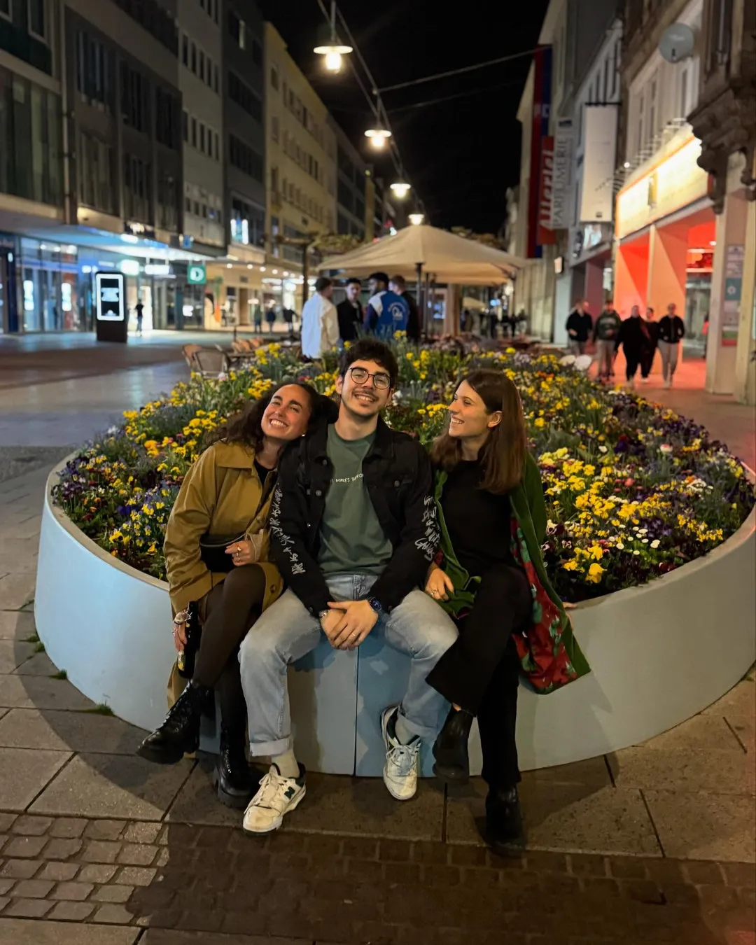 Friends & Flowers 🫂🌼 (1/10)
