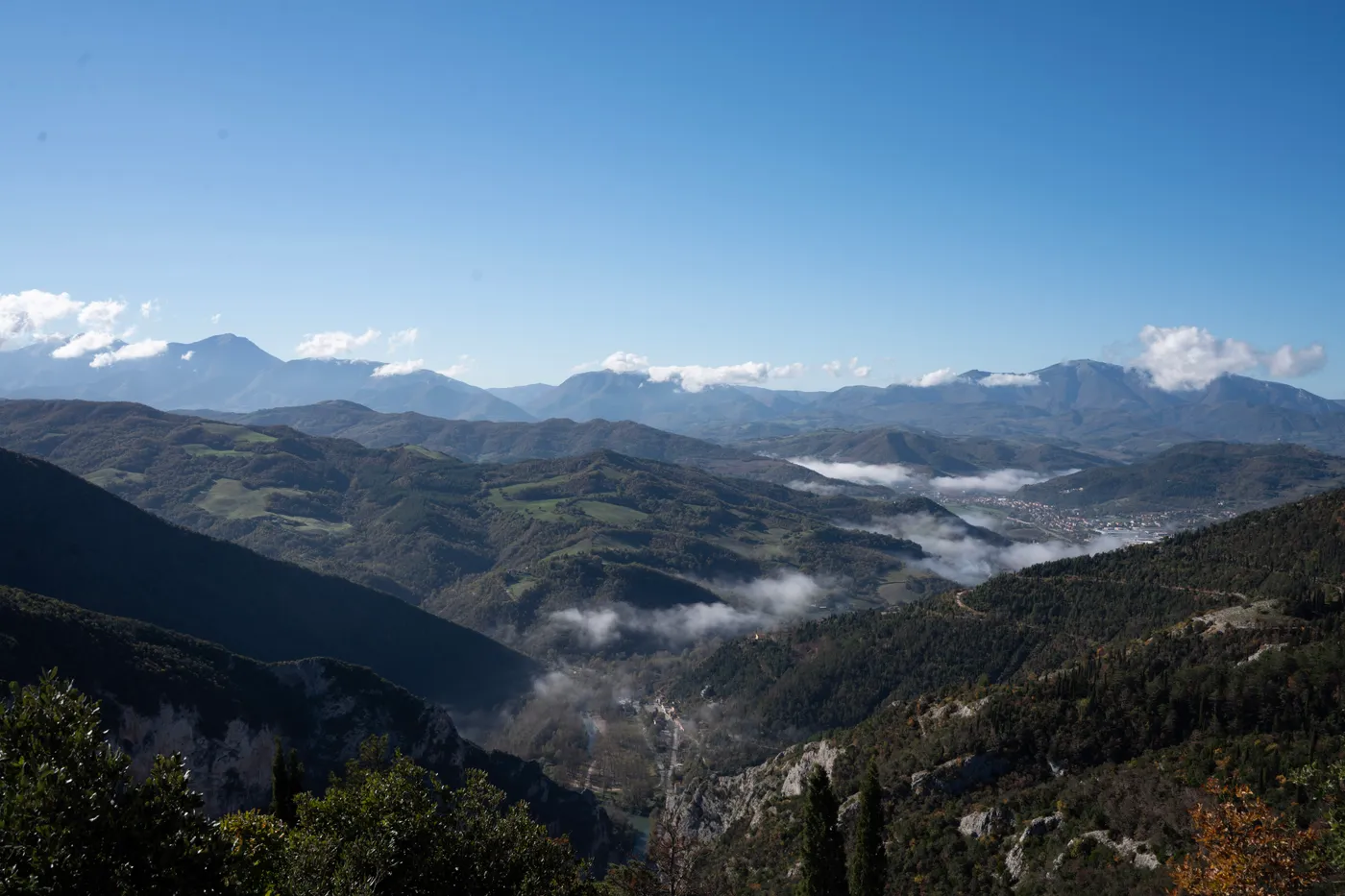 The Apennines from the summit, the first fog gathering in the valley.