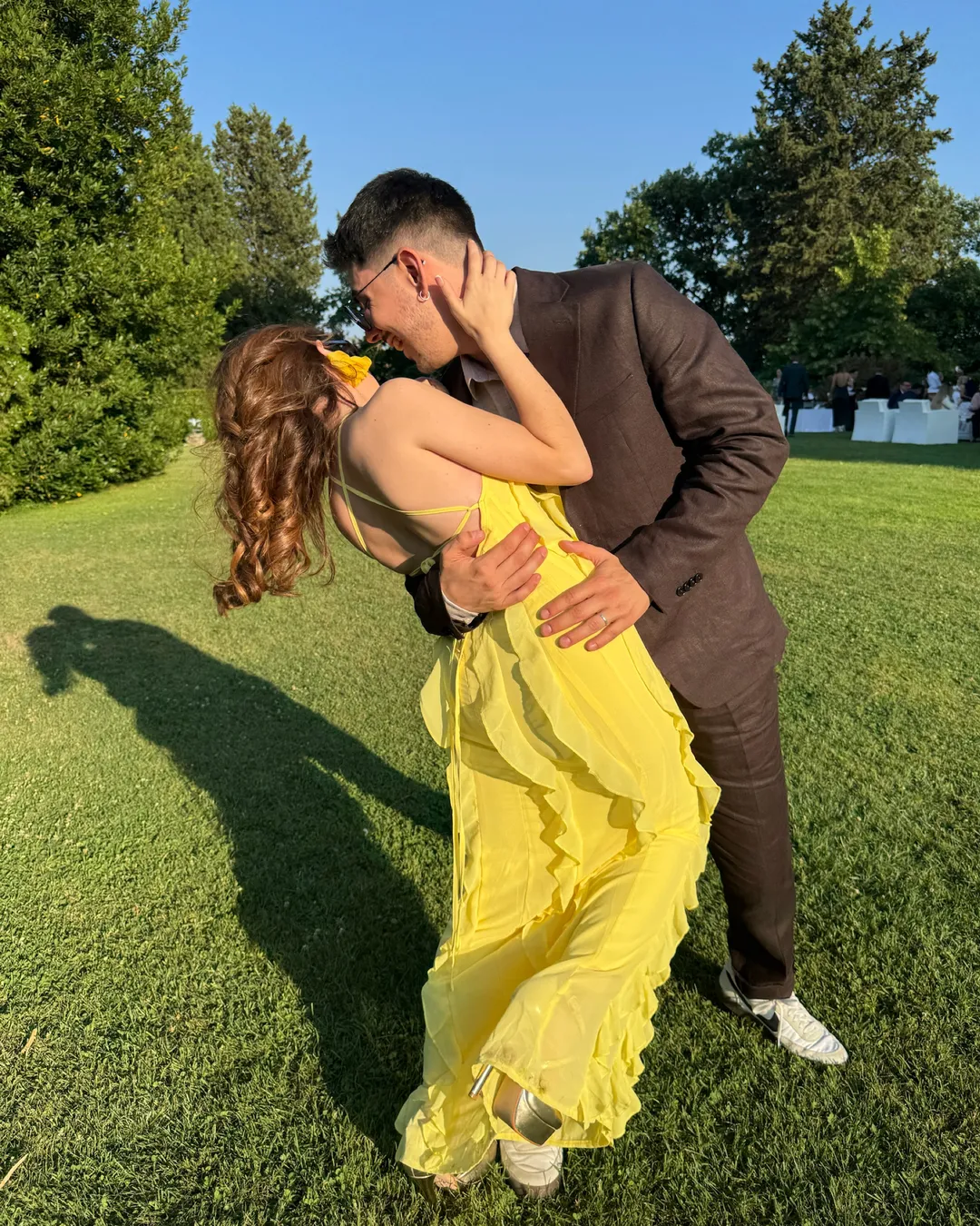 Wedding season. Brown linen, orange spritz, yellow dress 🥂💛 (2/3)