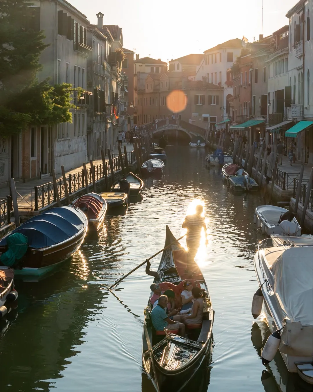 Venice in stripes, from golden hour to midnight 🚤 (2/8)